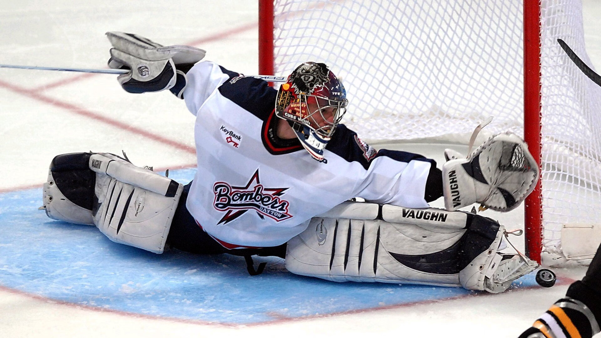 伊朗队门将穆斯莱拉在巴黎奥运会上展现出高水平的扑救能力，伊朗 球星